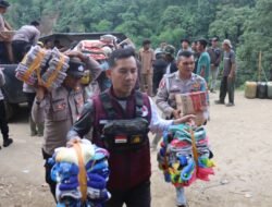 Kapolres Aceh Tengah Tembus Akses Terputus, Antar Bantuan Kemanusiaan untuk Warga Terisolir Celala