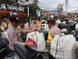Terobos Medan Sulit dengan Sepeda Motor, Polres Aceh Tengah Antar Bantuan ke Warga Terisolasi di Tiga Kecamatan