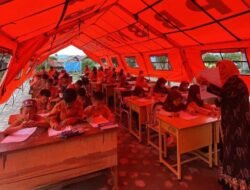 Belajar di Bawah Tenda BPBD, Anak-anak Uning Mas Bertahan Demi Masa Depan di Tengah Puing Bencana