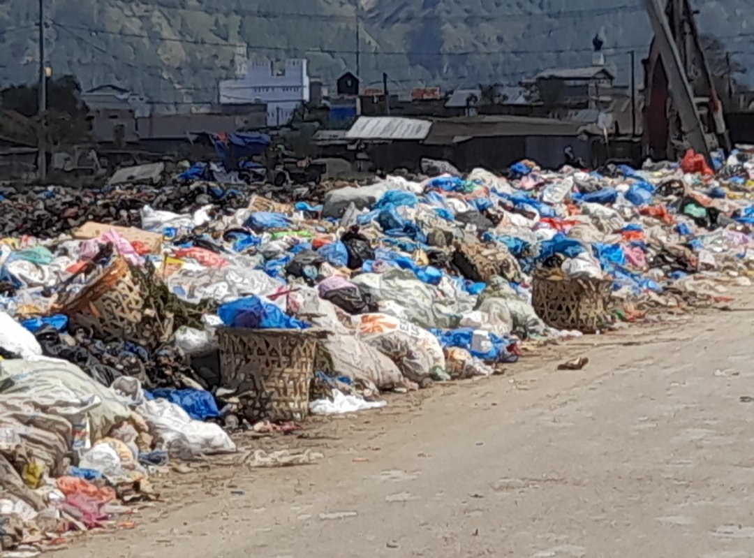 Tumpukan sampah di Tempat Pengolahan Sementara (TPS) Paya Ilang, Desa Kemili, Kecamatan Bebesen, Kabupaten Aceh Tengah, (Foto Investigator/Charim) 