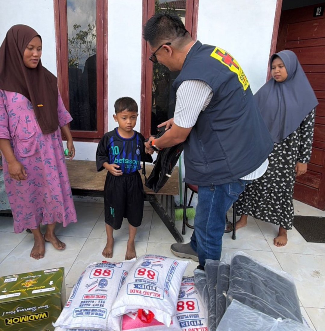 Direktur PT.Putra Gayo Intarnational Iwanitosa Putra.SP, serahkan Bantuan Pada Korban Bencana (Foto Investigator/Erwin Sar)