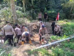 Polres Aceh Tengah dan Brimob Polda Aceh Pulihkan Fasilitas Umum, Pipa Air, dan Aliran Sungai di Dua Kecamatan