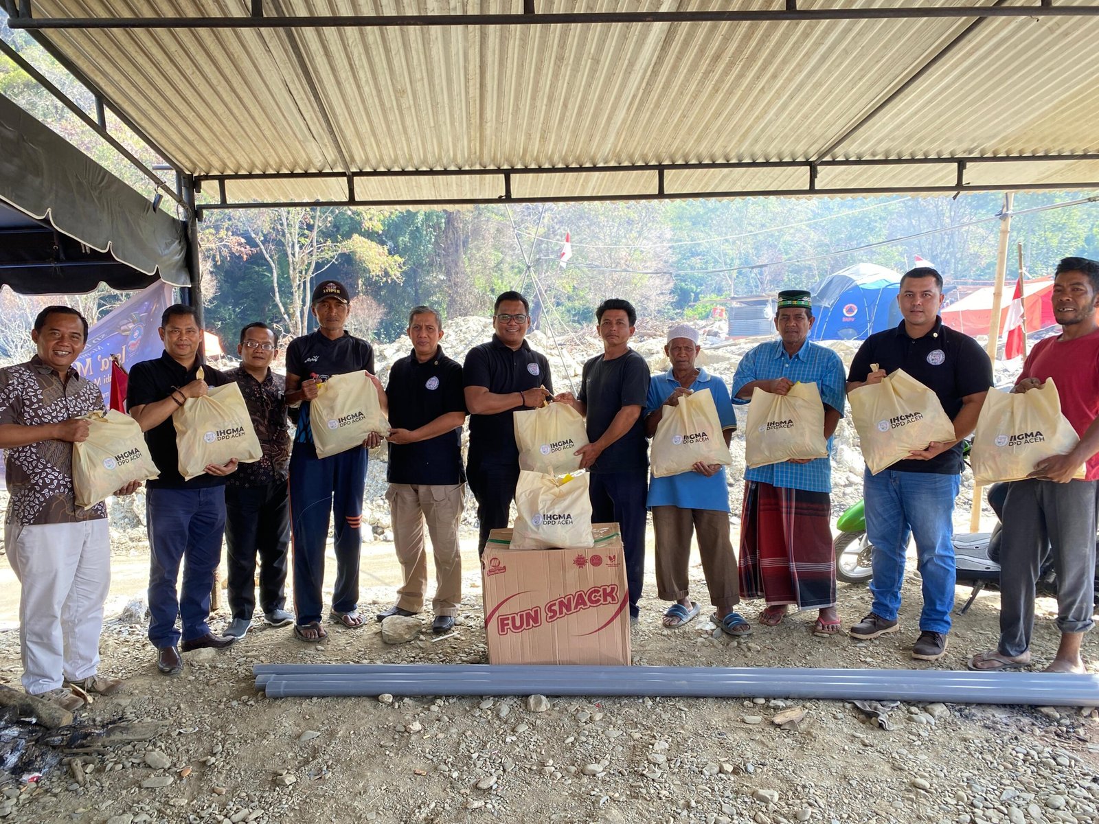 IHGMA Aceh menyalurkan bantuan kemanusiaan kepada warga terdampak banjir dan tanah longsor di Kabupaten Aceh Tengah, menjelang bulan suci Ramadhan. (Foto.ist) 