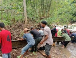 Polisi dan Warga Gotong Royong Bangun Jembatan Darurat di Rusip Antara Aceh Tengah