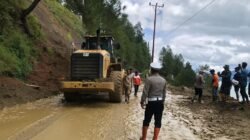 Satlantas Polres Aceh Tengah Amankan Arus Lalu Lintas di Lokasi Longsor Jalan Kebayakan-Bintang