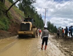 Satlantas Polres Aceh Tengah Amankan Arus Lalu Lintas di Lokasi Longsor Jalan Kebayakan-Bintang