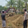 Polsek Linge Kawal Pembersihan Material Banjir di Pantan Nangka, Percepat Pemulihan Lingkungan Warga