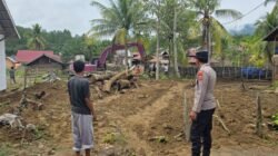 Polsek Linge Kawal Pembersihan Material Banjir di Pantan Nangka, Percepat Pemulihan Lingkungan Warga