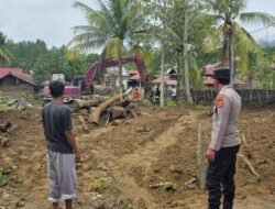Polsek Linge Kawal Pembersihan Material Banjir di Pantan Nangka, Percepat Pemulihan Lingkungan Warga
