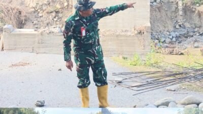 TNI Bangun Pondasi Jembatan dan Bersihkan Material Pascabanjir di Linge, Warga Reje Payung Terharu