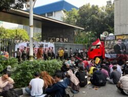Desak Copot Direksi Akibat Pemadaman Listrik Bergilir, Front Pemuda Kalimantan & Sumatera ‘Segel’ Kantor PLN Pusat