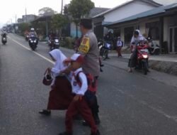 Polsek Silih Nara Bantu Seberangkan Siswa Sekolah dan Wujudkan Keselamatan di Jalan Raya
