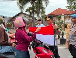 Sambut HUT Ke-81 RI, Kapolres Aceh Tengah dan Forkopimda Bagikan Bendera Merah Putih kepada Warga
