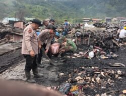 Polsek Jagong Jeget Bersama Warga Gotong Royong Bersihkan Sisa Kebakaran Pasar
