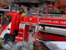 Kebakaran Hebat Hanguskan 96 Kios Pasar Jagong Jeget, Dua Warga Alami Luka Bakar